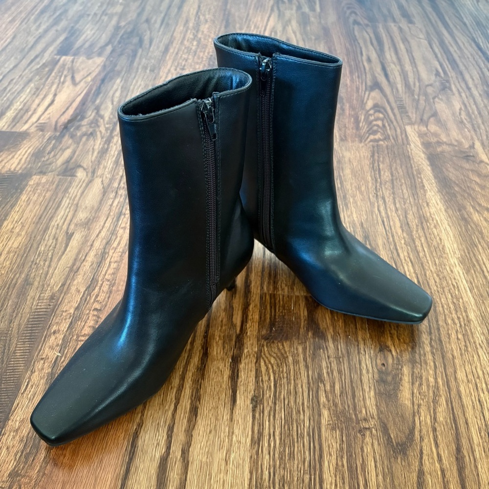 Black ankle booties, square toe, kitten heal, Wild Diva boots, size 6, NWOT